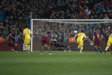 Luis Suárez autor del gol 3-0 de penalti 