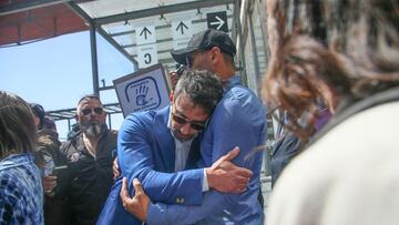 Santiago 19 de noviembre 2024.
El ex futbolista Jorge Valdivia abraza a su hermano Claudio luego de la reformalizacion y discusion de medidas cautelares en el marco de una segunda denuncia por violacion.
Dragomir Yankovic/Aton Chile