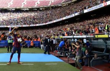 Neymar es recibido en el Camp Nou por una multitud de aficionados.