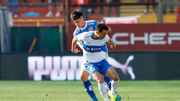 Futbol, Universidad Catolica vs Universidad de Chile.
Fecha 28, campeonato Nacional 2024.
El jugador de Universidad Catolica Cristian Cuevas disputa el balon con Marcelo Morales de Universidad de Chile durante el partido de primera division realizado en el estadio Santa Laura U SEK,Santiago Chile.
19/10/2024
Pepe Alvujar/Photosport
Football, Universidad Catolica vs Universidad de Chile.
28th round, 2024 National Championship.
Universidad Catolica's player Cristian Cuevas vies for the ball against Marcelo Morales of Universidad de Chile during a first division match at the Santa Laura U SEK stadium, Santiago Chile.
Pepe Alvujar/Photosport