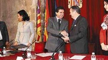 <b>FIRMA DEL COVENIO.</B> El Govern y Banesto sellaron el acuerdo.