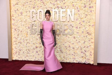 Hailee Steinfeld durante la alfombra roja de la 81ª edición de los Globos de Oro que se ha celebrado en el Beverly Hilton de Los Ángeles.