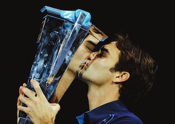 Roger Federer (Basilea, 39 años) es, de momento, el mejor jugador de la historia del Masters con sus seis títulos, más que nadie, y otras dos finales en dos épocas diferentes. En 2003 se impuso en el partido por el trofeo a Agassi y al año siguiente venció a Hewitt. Ya en el nuevo tenis, se impuso a Blake en 2006 y a Nadal en 2007. Contra el español repitió éxito en 2010 y cerró sus triunfos absolutos en 2011 frente a Tsonga. Desde entonces, no ha podido reverdecer laureles, pero tiene todos los récords: títulos (6), victorias (59) y participaciones (17).