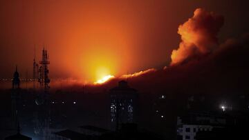 Bombing on central Gaza and launching of flare bombs is pictured west of Gaza City, October 30, 2023. REUTERS/Mohammed Al-Masri