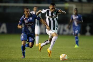 QUI10. MANTA (ECUADOR), 07/05/2015.- Mauro Fernández (i) del Emelec de Ecuador disputa el balón con Gilberto García (d) del Atlético Nacional de Colombia hoy, jueves 7 de mayo de 2015, durante un partido por la Copa Libertadores en el estadio Jocay en Manta (Ecuador). EFE/José Jácome