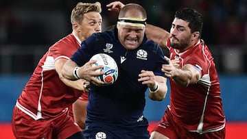 Willem Nel intenta zafarse de Yury Kushnarev y Tagir Gadzhiev durante el partido del Grupo A de la Copa del Mundo de Rugby entre Escocia y Rusia en el Shizuoka Stadium Ecopa.