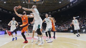 Kavaliauskas defiende el intento de tiro de Dubljevic durante el Valencia-Zalgiris Kaunas.