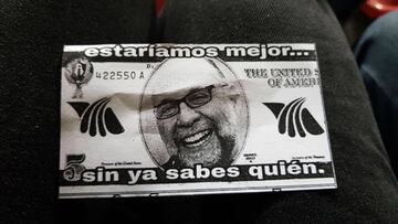 Los aficionados del Atlas reparten billetes con el rostro de Gustavo Guzmán para reclamar al dueño del equipo previ al partido de la jornada 11 del Clausura 2018 ante Puebla.