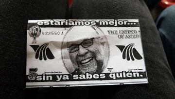 Los aficionados del Atlas reparten billetes con el rostro de Gustavo Guzm&aacute;n para reclamar al due&ntilde;o del equipo previ al partido de la jornada 11 del Clausura 2018 ante Puebla. 