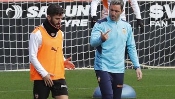 Edu Albacar explica un ejercicio a José Luis Gayà, capitán del Valencia.
