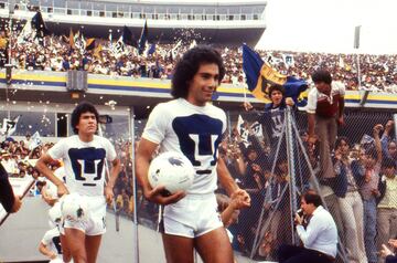 Hugo Sánchez debutó con los Pumas el 23 de octubre de 1976 jugando un encuentro frente a la Universidad de Nuevo León, desde entonces, el 'Niño de Oro' como fue bautizado por el comentarista Ángel Fernández, mostró cualidades para pronto emigrar a otras ligas