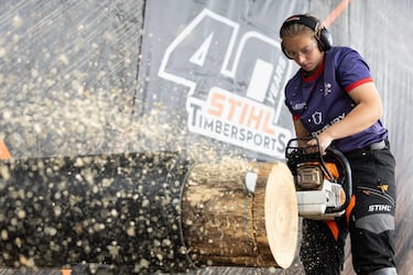 Deportistas de todo el mundo compiten en varias pruebas manejando diferentes herramientas para la madera como motosierras, hachas y sierras.
