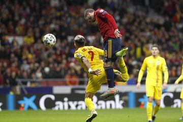 El árbitro Alexey Kulbakov anuló un gol a José Luis Gayá por una falta en el salto a Romario Benzar.