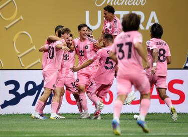 2-1. El astro argentino celebra el tanto que marca de golpe franco con sus compañeros.
