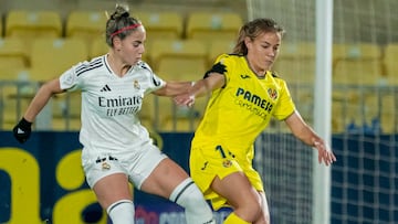 Athenea y Nerea Pérez disputan un balón.