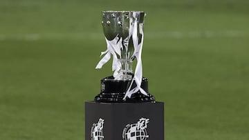 El trofeo de campe¨®n de Liga en el Alfredo Di St¨¦fano en los proleg¨®menos de la ceremonia de entrega en julio de 2020, cuando el Real Madrid gan¨® su Liga 34.
