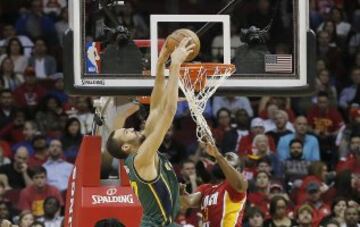 Rudy Gobert encesta ante James Harden.