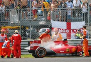 Fernando Alonso abandona la carrera por avería. 