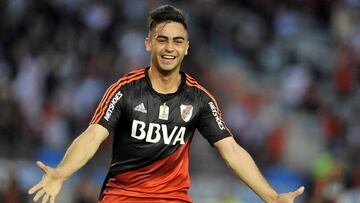 Pity Mart&iacute;nez celebra un gol con River Plate.