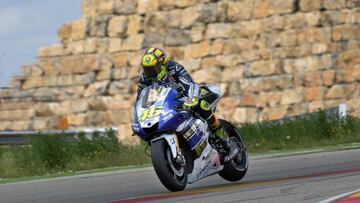 Valentino Rossi con el emblemático muro de MotorLand al fondo.