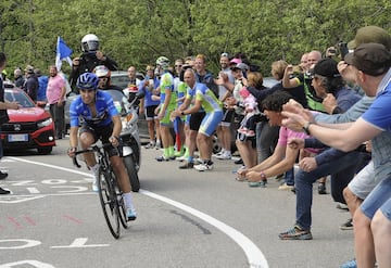 Mikel Landa llegando a la meta de la decimonovena etapa del Giro 2017 de 191 kilómetros, entre San Candido y Piancavallo del Giro de Italia