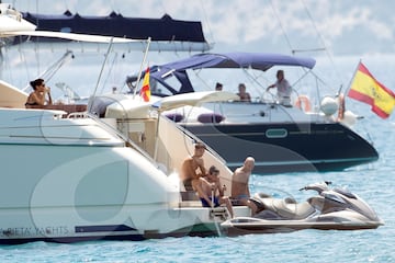 Zidane: Real Madrid coach and his family enjoy the sun in Ibiza