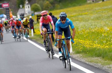 Esteban Chaves y Miguel Ángel López protagonistas de la etapa 17 en el Giro de Italia. El pedalista del Mitchelton - Scott  terminó segundo, mientras que el corredor del Astana subió un puesto en la general.