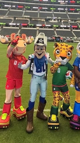 Las mascotas del Mundial hacen su aparición en el AT&T Stadium