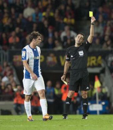 Barcelona-Espanyol. El árbitro Velasco Carsballo amonesta con tarjeta amarilla a Víctor Sánchez.