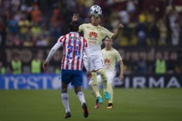 Así se vivió dentro del campo la gran batalla que sostuvieron Águilas y Chivas en el Estaduio Azteca este sábado por la noche.