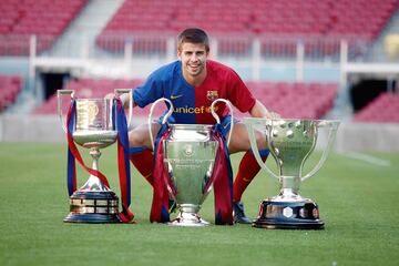 Gerard Piqué posa con el triplete: Liga, Champion League y Copa del rey.