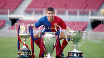 Gerard Piqu¨¦ posa con el triplete: Liga, Champion League y Copa del rey.