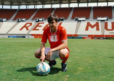 El canterano del Banfield salió de Argentina para irse en calidad de cedido al Real Murcia en la temporada 12/13. Posteriormente se puso la camiseta del Ajax y del Lyon, club al que pertenece en la actualidad. 
