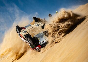 El piloto español Fernando Alonso sufrió un accidente en la décima etapa del Rally Dakar 2020. Llegó a la duna algo pasado de velocidad y por ello acabó cayendo dando dos vueltas de campana.