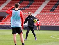 Muneta, técnico del Mirandés, durante un entrenamiento.