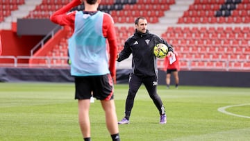Muneta, técnico del Mirandés, durante un entrenamiento.