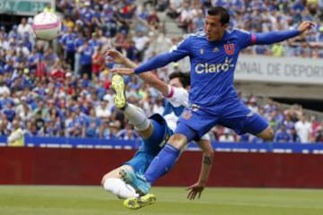 El partido comenzó con llegadas de lado y lado. En la foto Ubilla trata de ganarle a Parot.