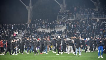 Verguenza en Francia: pelea de hinchas y partido suspendido