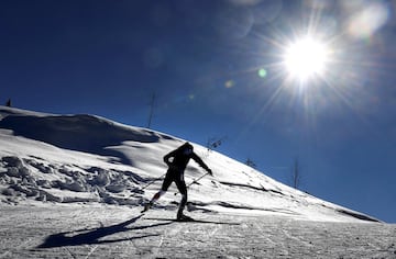 La japonesa Fuyuko Tachizaki calienta antes de la prueba individual femenina de 15 km en el Campeonato Mundial de biatlón (esquí de fondo y el tiro con carabina) en la meseta eslovena de Pokljuka. Una competición que se desarrolla en un escenario precioso, como se observa en la fotografía.