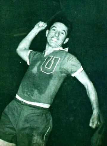 Leonel Sánchez jugó por Universidad de Chile entre los años 1953 y 1969. Tras salir de la U, jugó por Colo Colo en 1970, donde consiguió un Torneo Nacional.