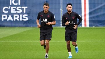 Thiago Silva (L) and Neymar training in Saint-Germain-en-Laye. 