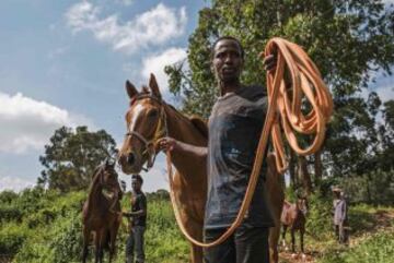 El jockey Elias Kiptoo con su caballo. 