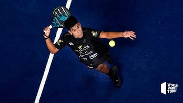 Fede Chingotto realiza un golpeo durante una prueba World Padel Tour.