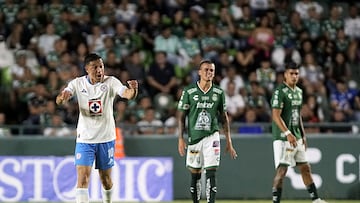 Cruz Azul's midfielder #10 Andres Montano (L) celebrates after scoring a goal during the Liga MX Clausura tournament quarter-final first leg football match between Leon and Cruz Azul, at the Leon (Nou Camp) stadium in Leon, state of Guanajuato, Mexico on May 8, 2025. (Photo by Mario ARMAS / AFP)