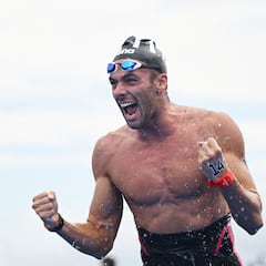 Paltrinieri rompe el pleno alemán entre las olas de Momochi