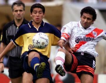 Riquelme con el balón en un Boca-River de 1998.
