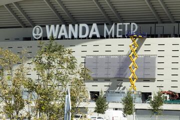 Colocación de las letras del Wanda Metropolitano.