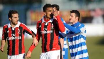 Boateng hace gestos a los aficionados que estaban insult&aacute;ndole.