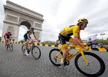 Geraint Thomas pasa por el Arco de Triunfo.