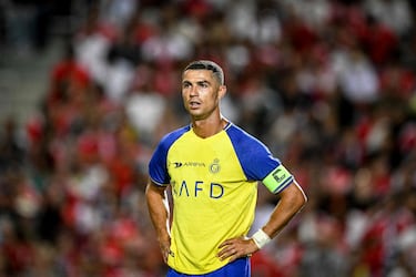 Cristiano Ronaldo makes offer to buy Portuguese newspaper he has sued several times